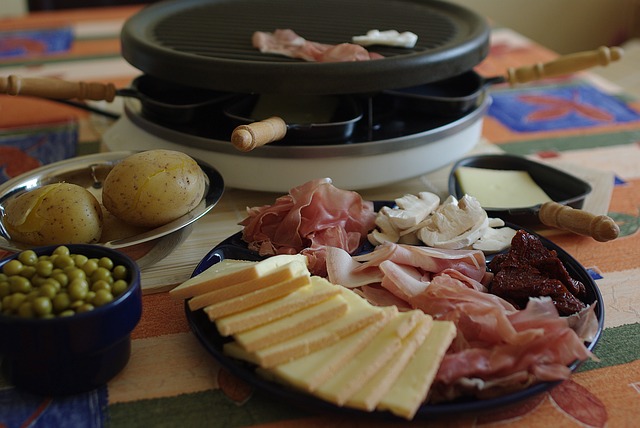 Raclette, repas traditionnel des AFK. CC0 via Pixabay