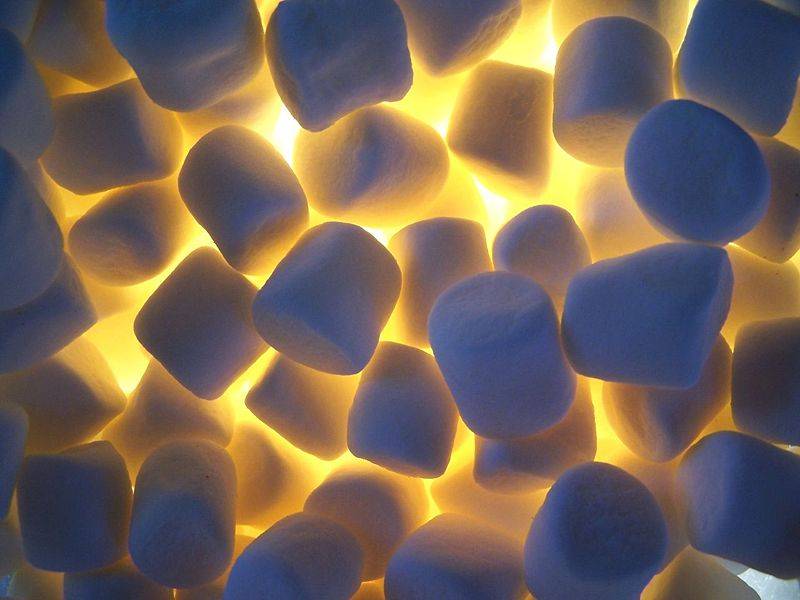 800px-marshmallows_in_soft_yellow_and_blue_light.1410815308.jpg